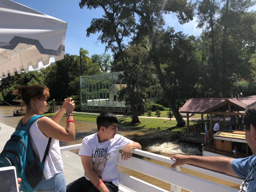 Buenos Aires: Classic Private Delta Tigre Boat Tour - What the guide adds to the ride