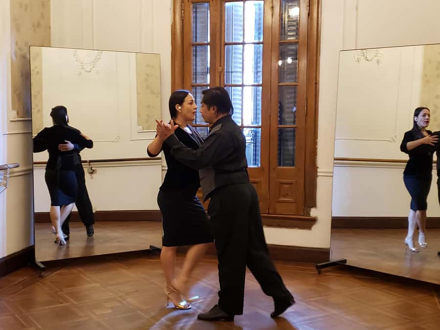 Buenos Aires: Group tango class with mate and snacks - Tango in Almagro begins with a friendly welcome