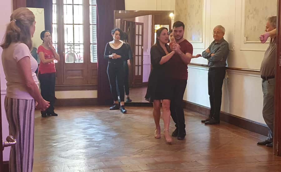 Buenos Aires: Group tango class with mate and snacks - The first hour: basic tango with Johana Copes