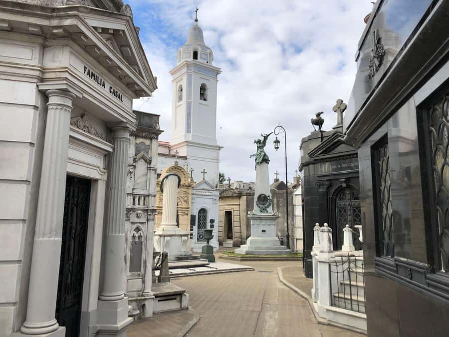 Buenos Aires: La Recoleta Cemetery Guided Tour in English - The first steps inside the cemetery