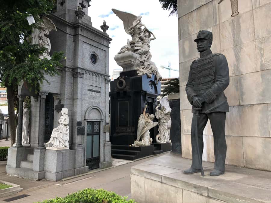 Buenos Aires: La Recoleta Cemetery Guided Tour in English - Pace, group size, heat, and accessibility