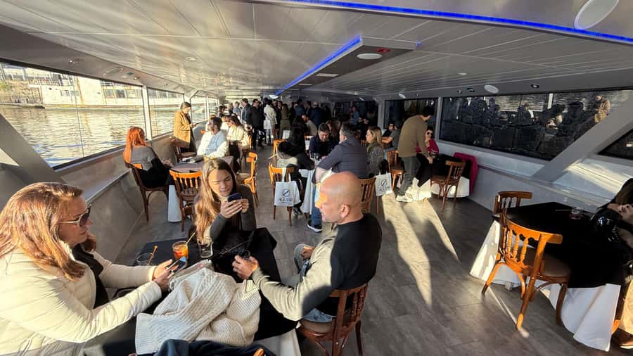 Buenos Aires: Puerto Madero Sunset Cruise with Open Bar - Seating and Space on the Boat