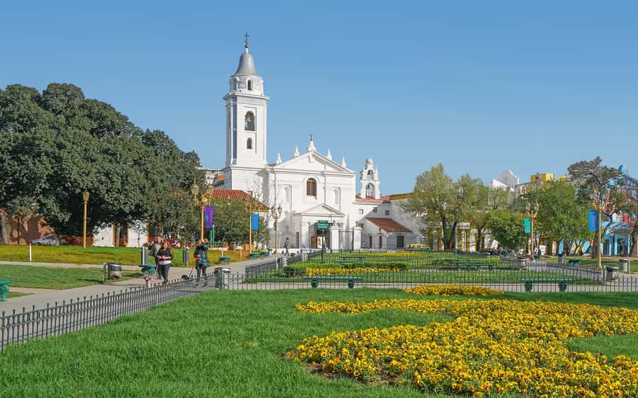 Buenos Aires: Recoleta and Retiro Tip Based Walking Tour - Group size, language, and guide style
