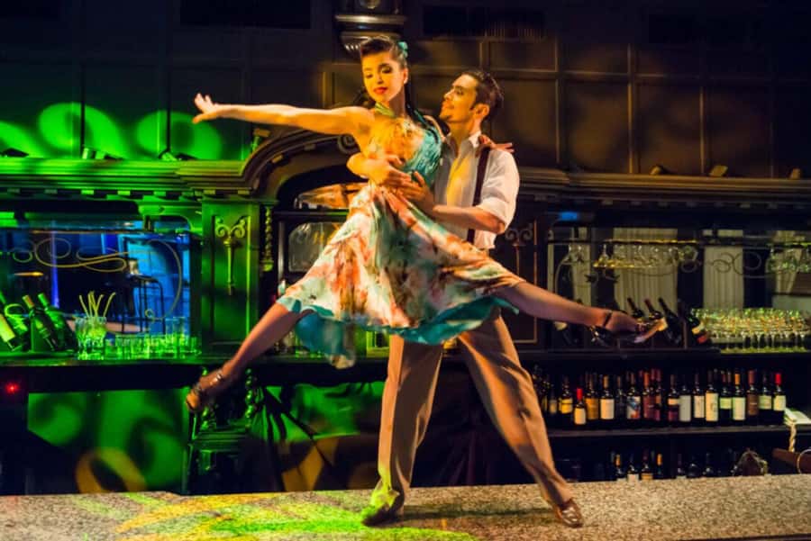 Buenos Aires Tango Show and Dinner in El Querandi - Six dancers on a compact stage