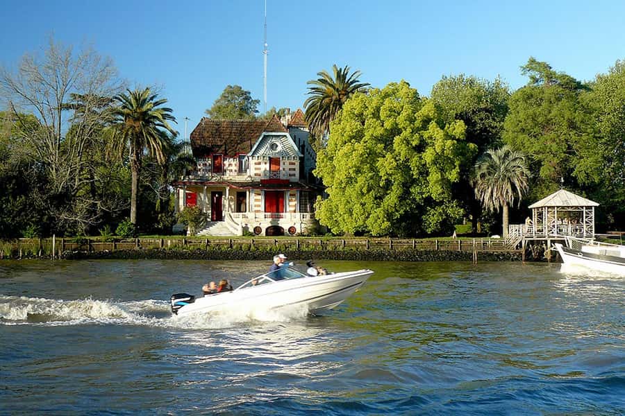 From Buenos Aires: Boat Trip to Tigre with Puerto de Frutos - Arriving in Tigre and seeing the city by bus