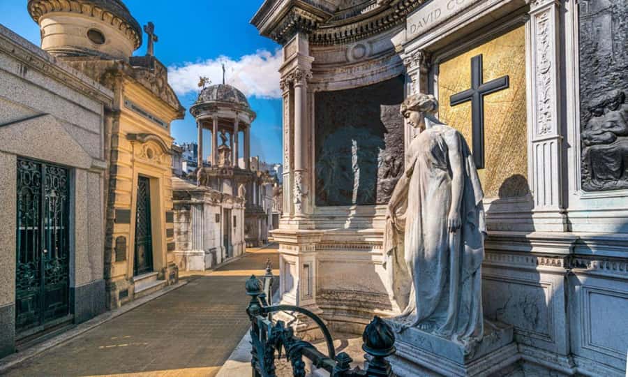 Recoleta & Cemetery for curious people - Palacio San Martín and the role of power