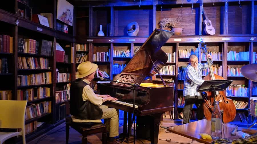 Recoleta Walking Tour and Live Jazz Show - Plaza Francia and the Pilar Church