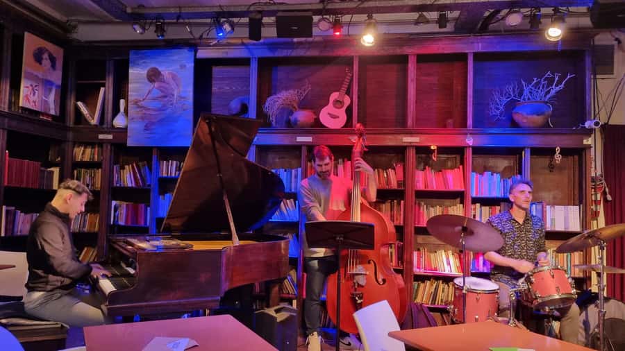 Recoleta Walking Tour and Live Jazz Show - What the $38 price really covers