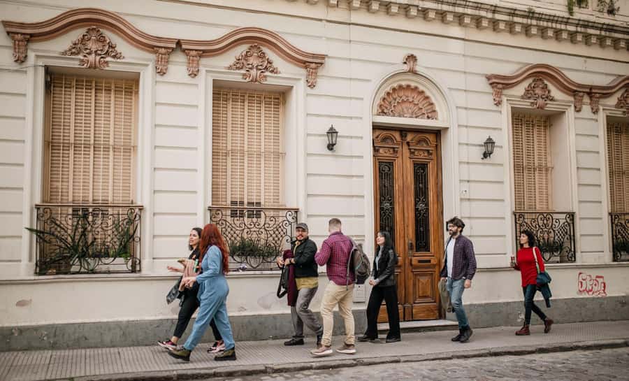 San Telmo: Historical Guided Tour with Street Food & Drinks - How much food and drink should you expect?
