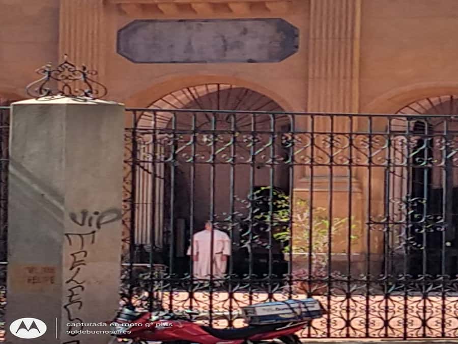 San Telmo Private Guided amazing Walking Tour - Plaza Dorrego and San Telmo’s public life