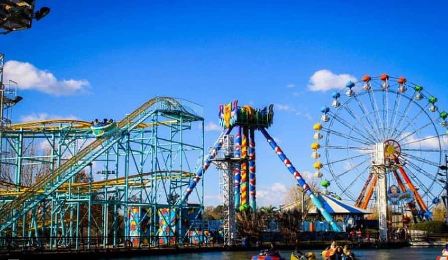Tigre: Parque de la Costa Ticket & Transfers - Family rides for a mixed-age group