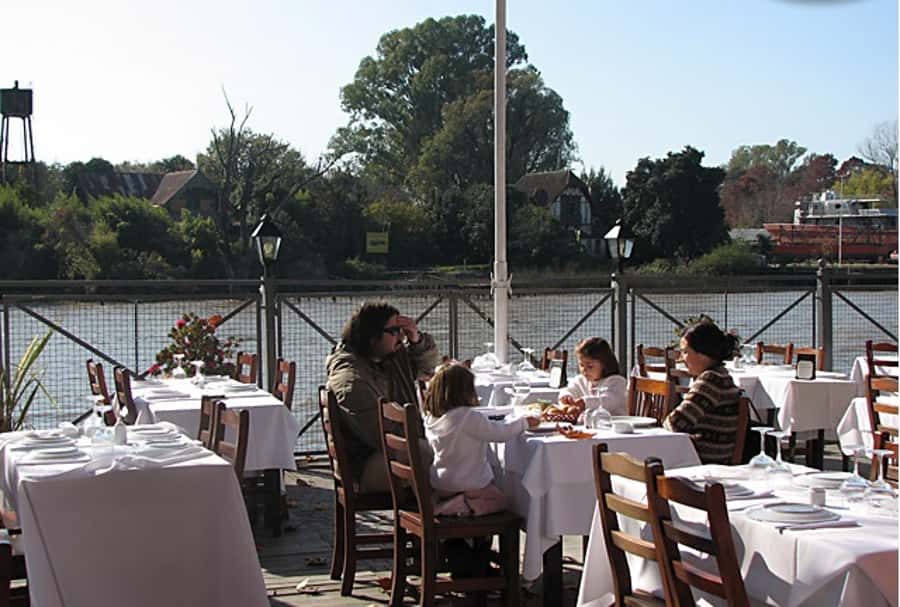Tigre with Lunch overlooking the River and Navigation - Puerto de Frutos: shopping with a local feel