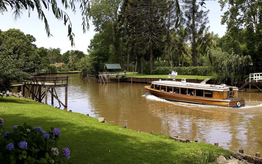 Tigre with Lunch overlooking the River and Navigation - The drive north gives you a moving introduction